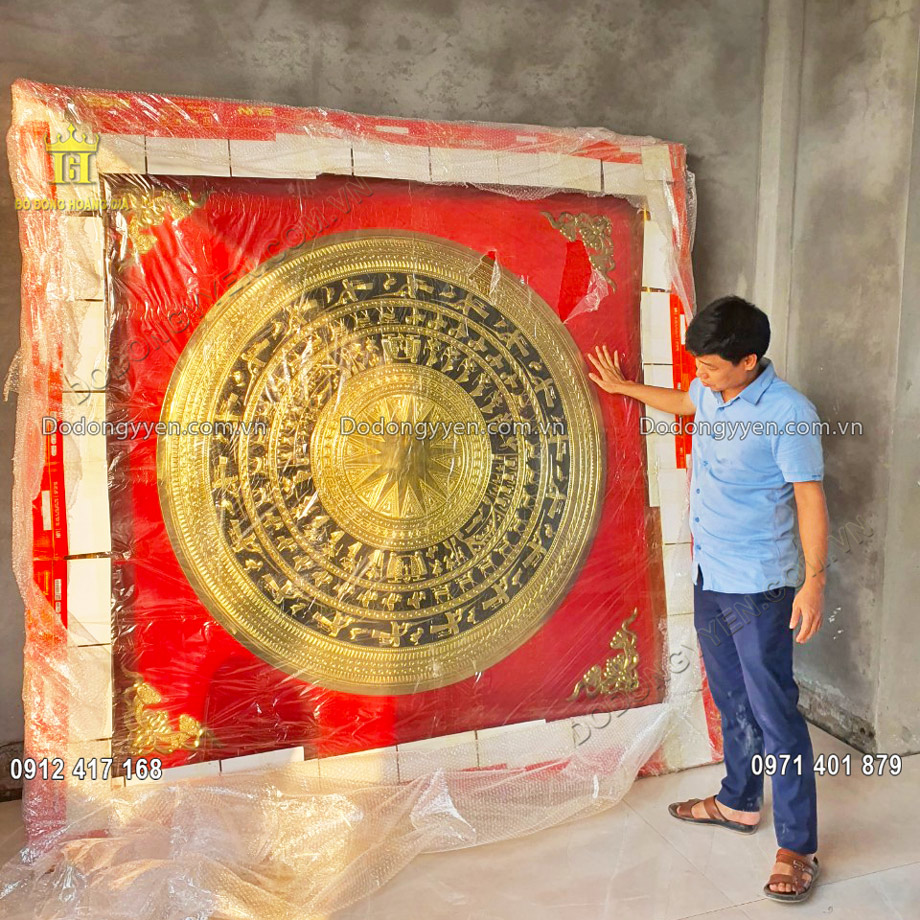 Bức tranh trống bằng đồng v&agrave;ng, khung gỗ tự nhi&ecirc;n sang trọng